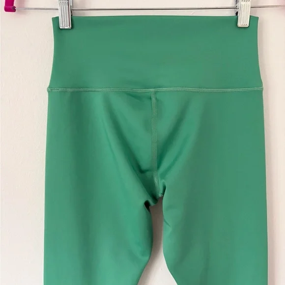 Alo Yoga 7/8 High Waist Airlift Legging in Lettuce Green Size Medium - Picture 10 of 12
